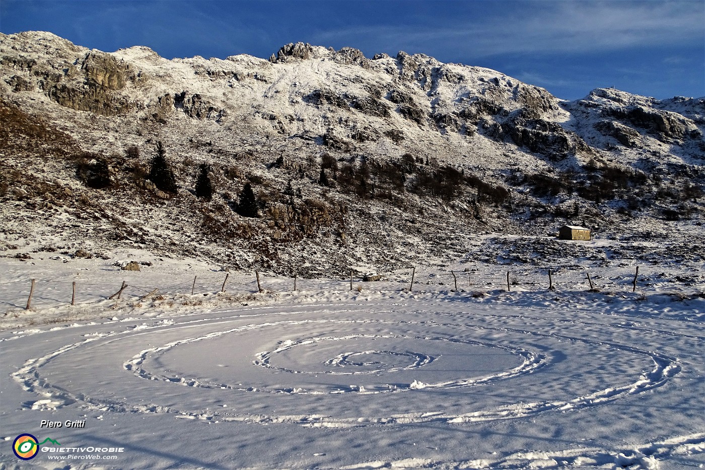 85 Ornamento a spirale su neve con vista in Cima Croce.JPG